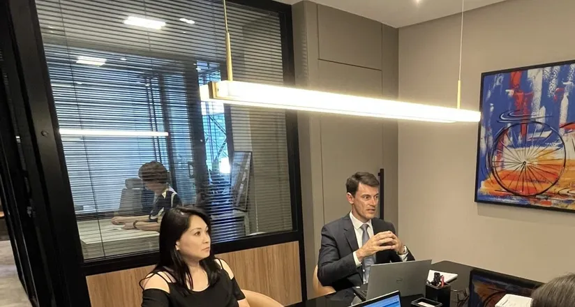 Dr. Paulo Roberto Martins em reunião com a equipe na sala do escritório